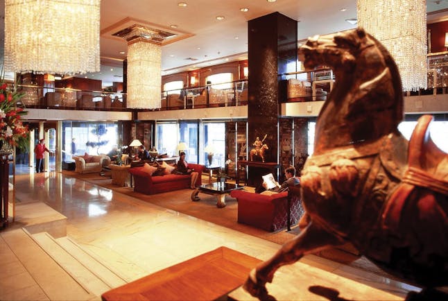 Mandarin Oriental lobby with horse statue, large chandeliers and high ceilings