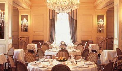 The Peninsula Hong Kong dining room classic decor chandeliers floral arrangements