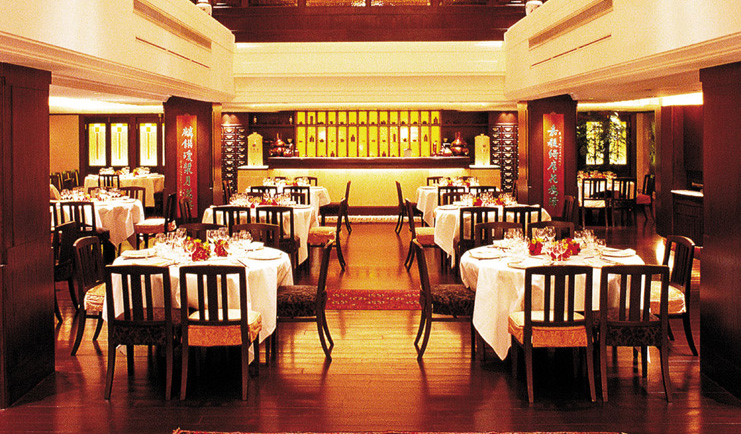 The Peninsula Hong Kong Spring Moon restaurant dining room traditional Chinese decor 