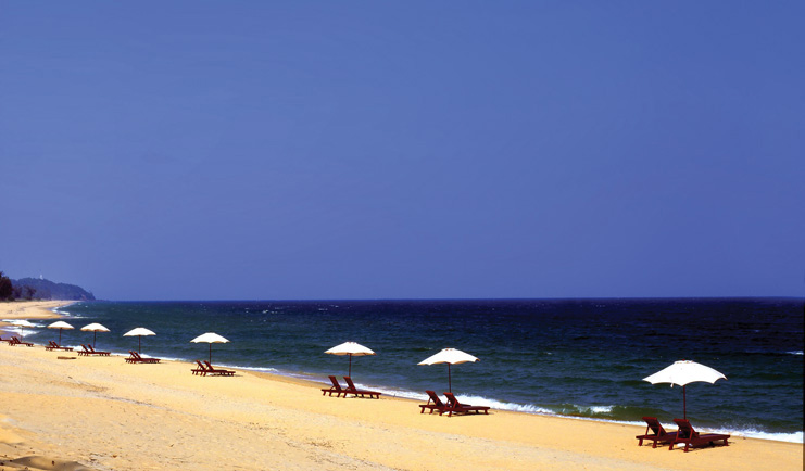 Tanjong Jara Malaysia beach sand sea sun loungers umbrellas