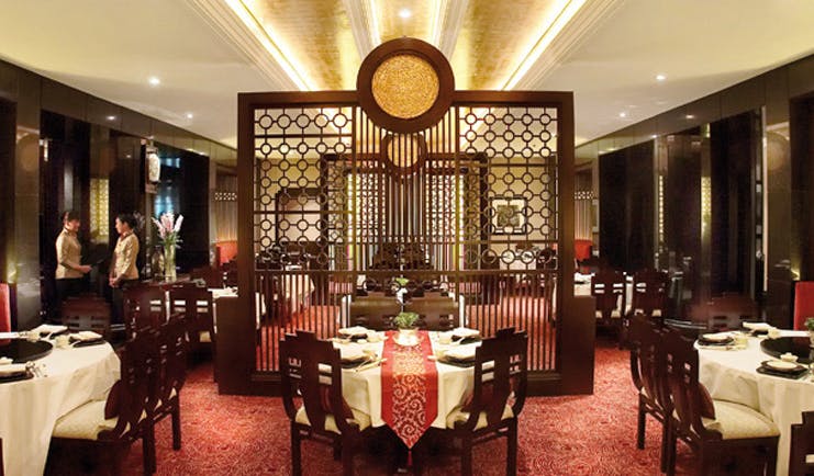 Ritz Carlton Kuala Lumpur restaurant traditional Chinese décor tables chairs