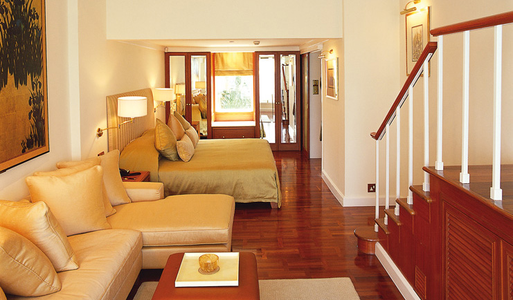 Mandarin Oriental Bangkok Thailand premier suite sitting area chaise longue bedroom 