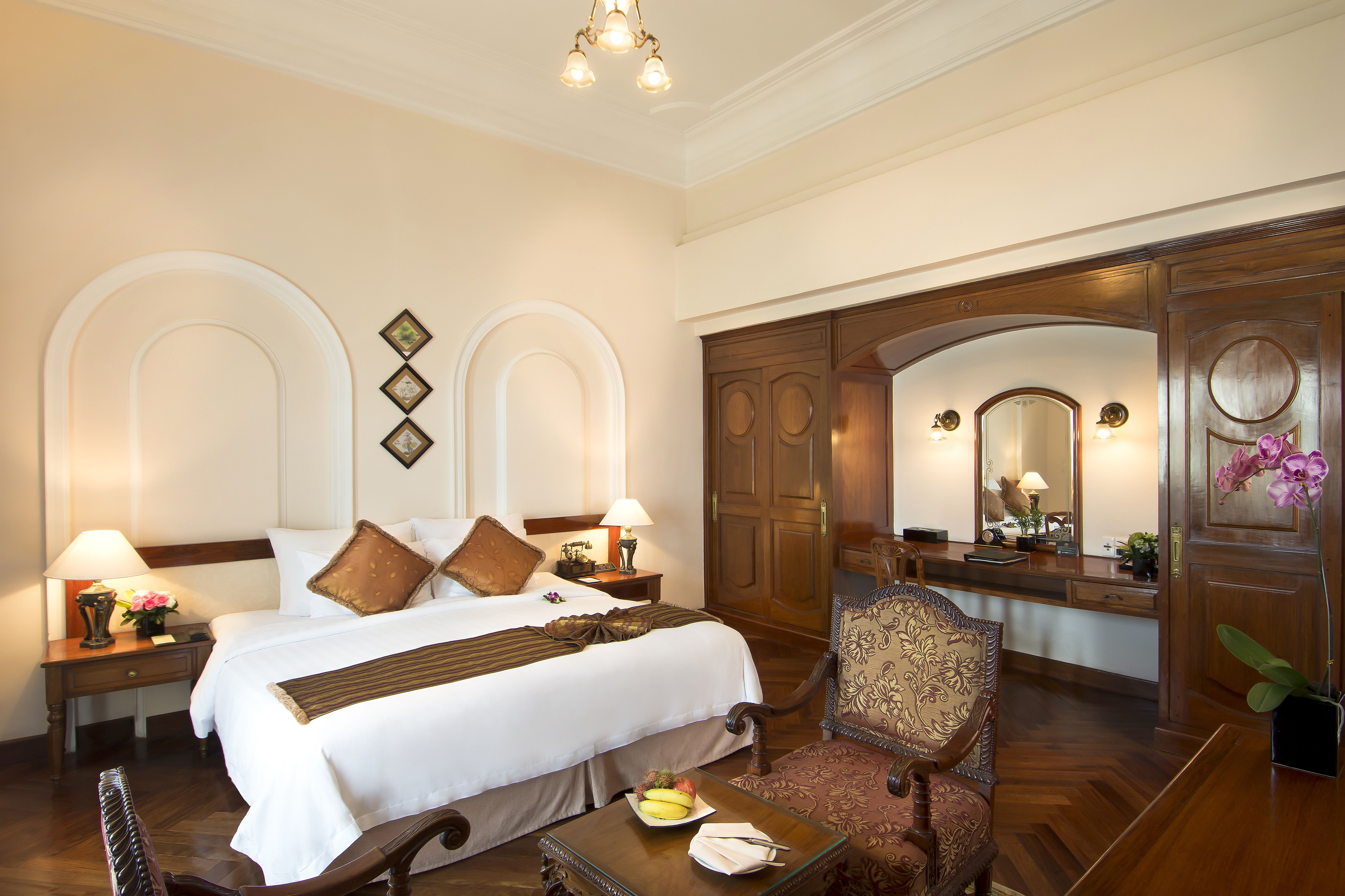 Majestic Hotel Saigon coloniol deluxe guestroom, double bed, wardrobe, colonial style decor