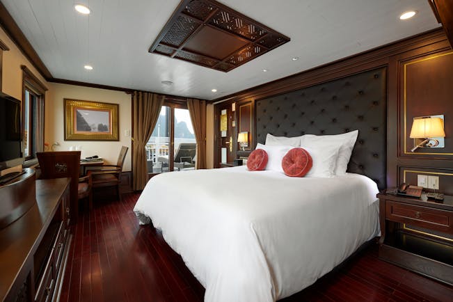 Paradise Peak Cruise premium suite, double bed, traditonal decor, access to private balcony