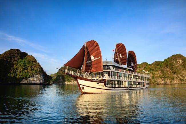 Perla Dawn Sails Cruise boat on water, red sails, white boat