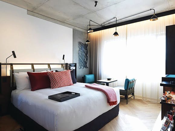 QT Melbourne Deluxe guestroom kingsize bed, modern decor