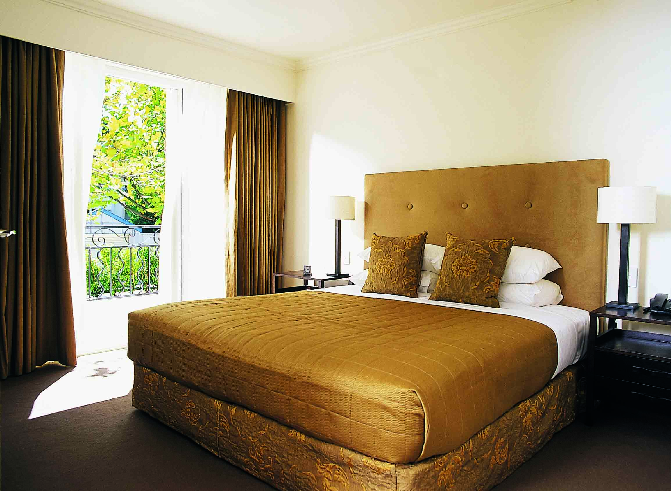 The Lyall Hotel Melbourne bedroom with balcony