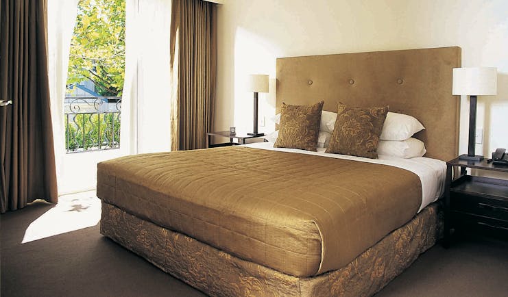 The Lyall Hotel Melbourne bedroom with balcony