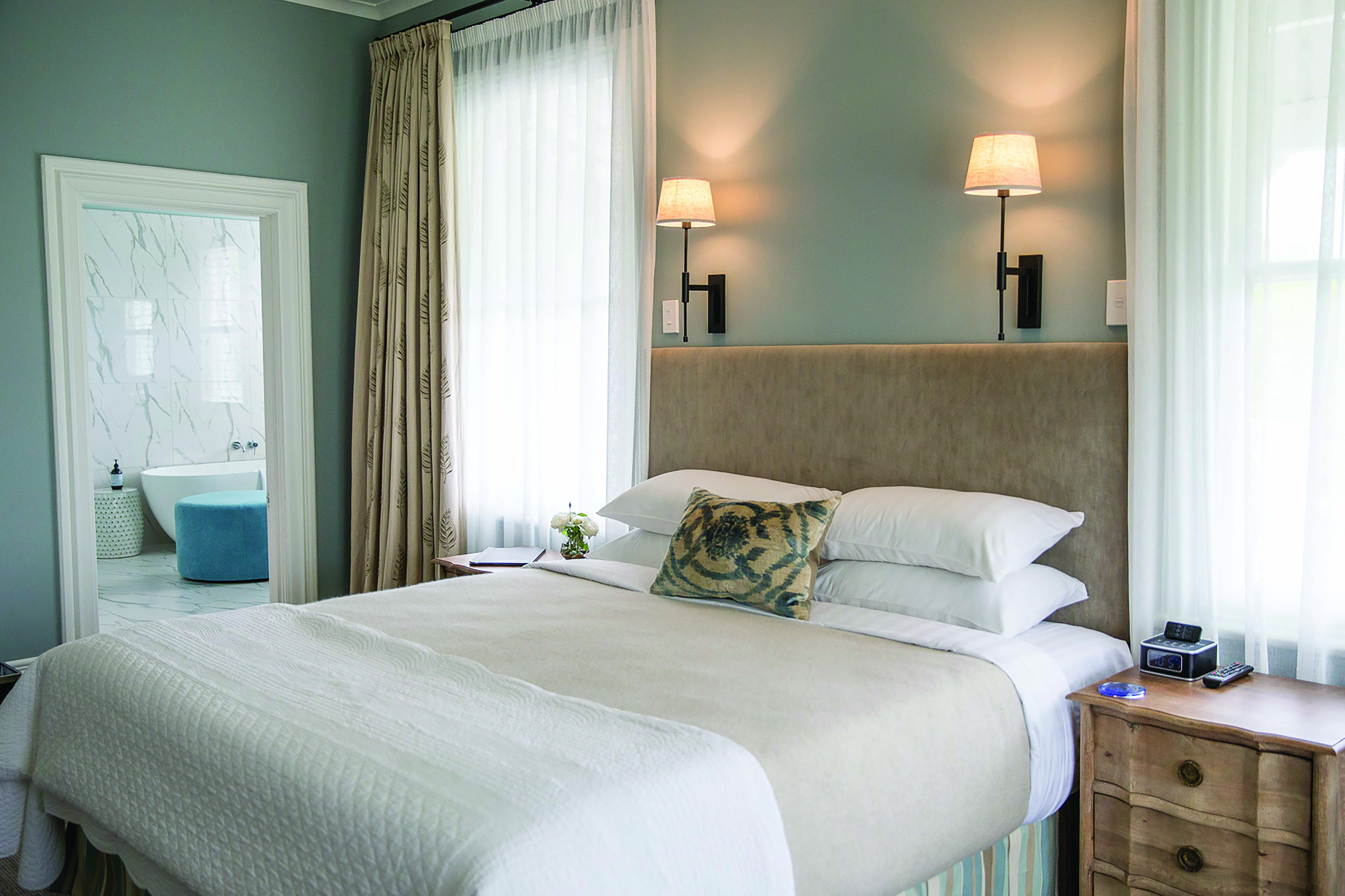 Marlborough Lodge Blenheim and Marlborough lodge bedroom  with view to bathroom