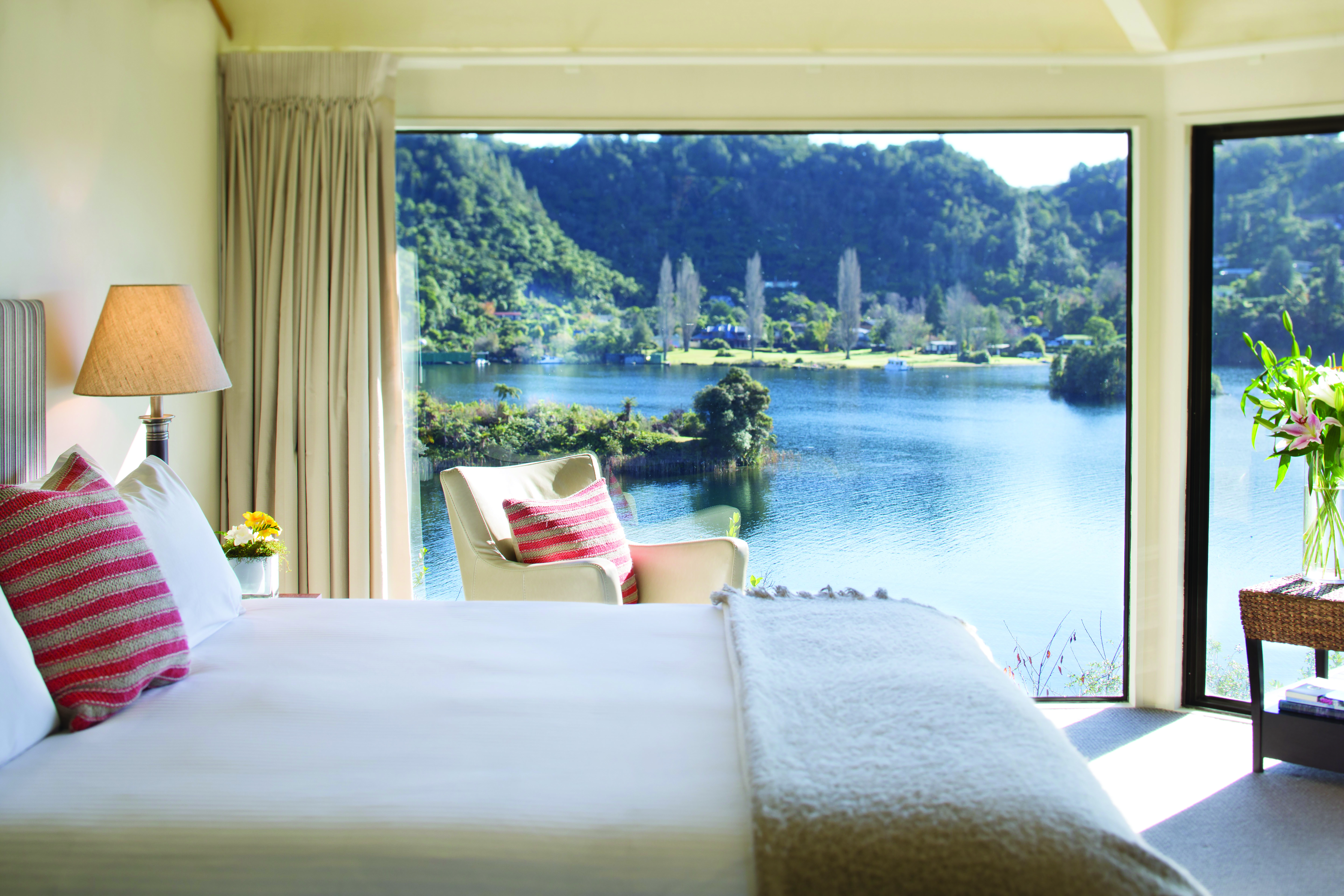 Solitaire Lodge executive suite, kingsize bed, bright deocor, large windows,panormaic views