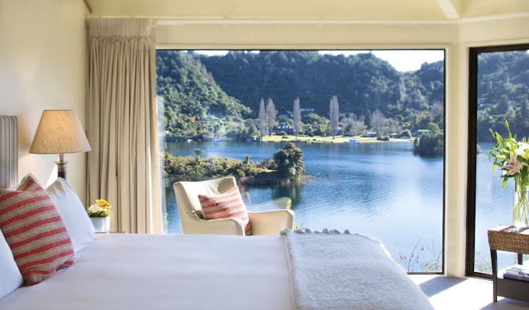 Solitaire Lodge executive suite, kingsize bed, bright deocor, large windows,panormaic views