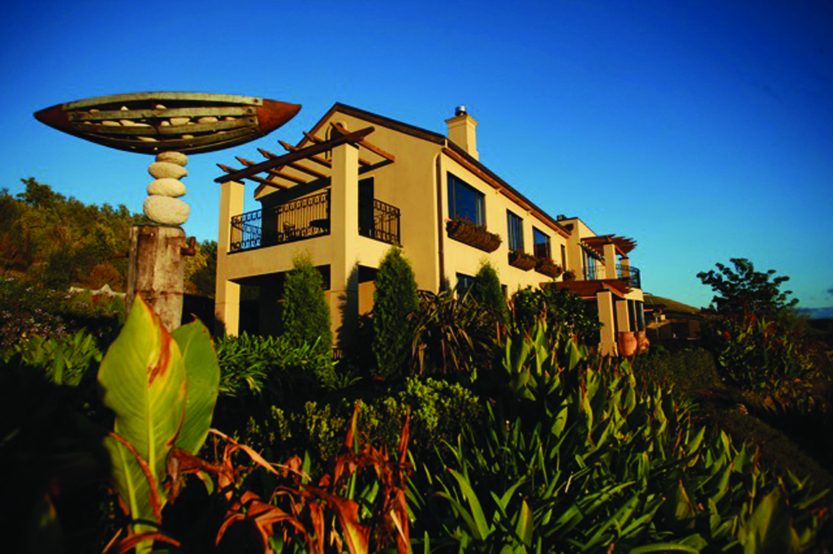 Beckenridge Lodge Hawkes Bay and Napier exterior cream building with large windows and greenery