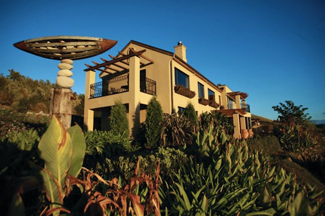 Beckenridge Lodge Hawkes Bay and Napier exterior cream building with large windows and greenery