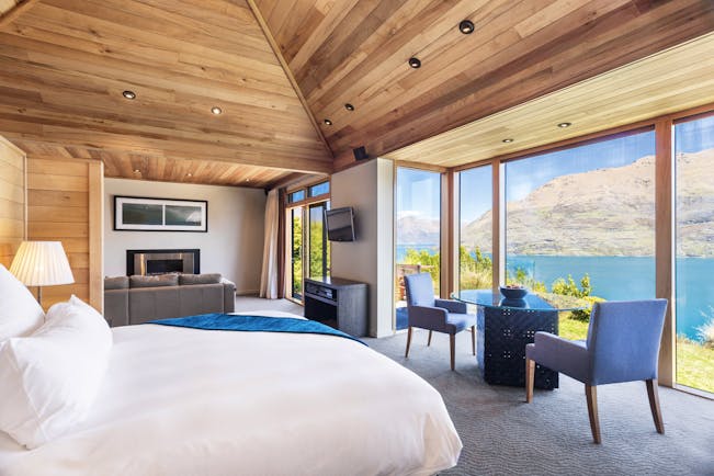 Azur Lodge Otago and Fiordland bedroom with dining and sitting area and mountain view