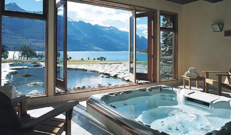 Blanket Bay Otago and Fiordland mountain view spa hot tub