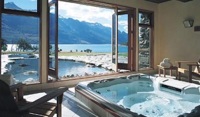 Blanket Bay Otago and Fiordland mountain view spa hot tub