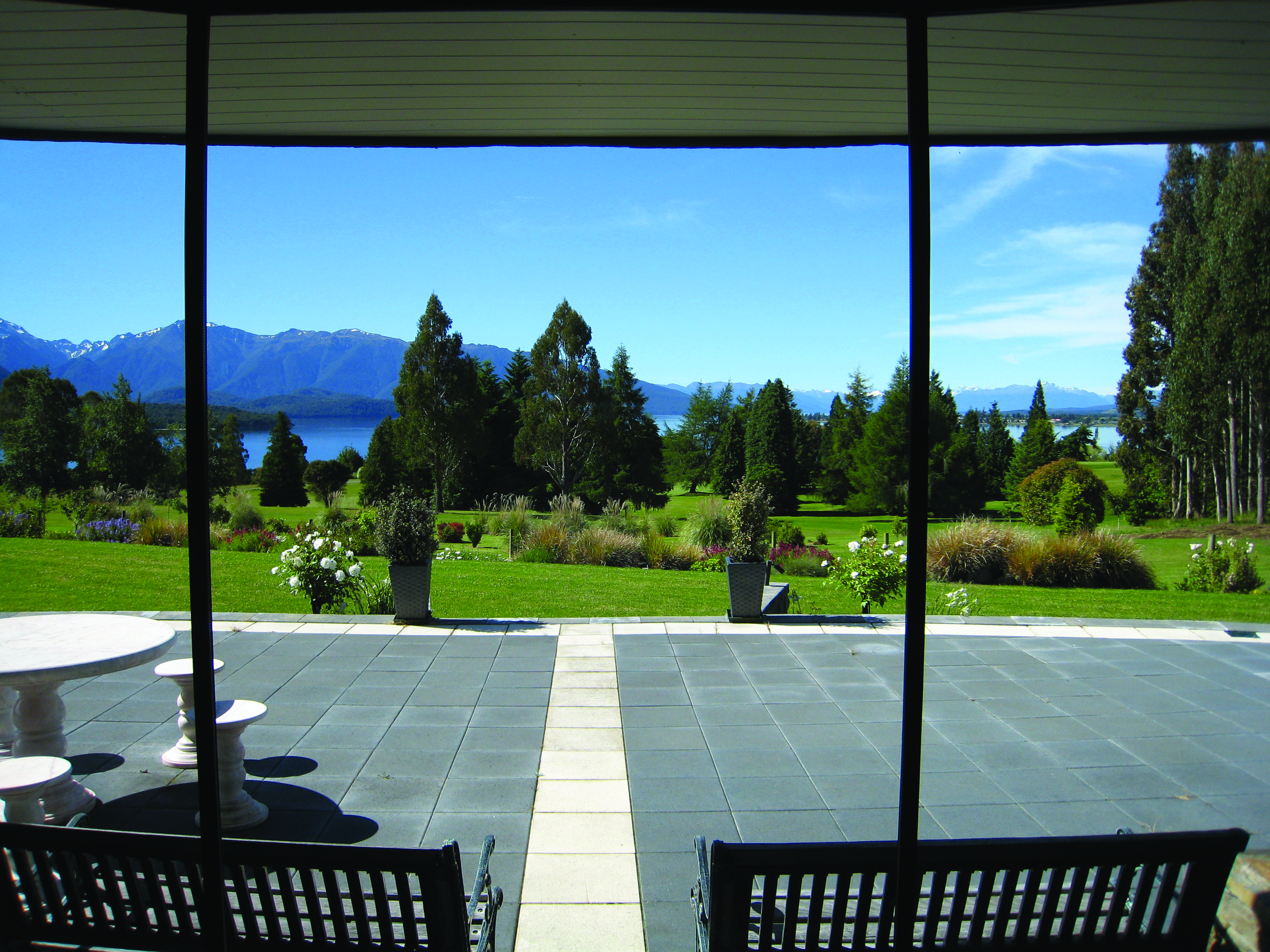 Dock Bay Lodge Otago and Fiordland patio with mountain view