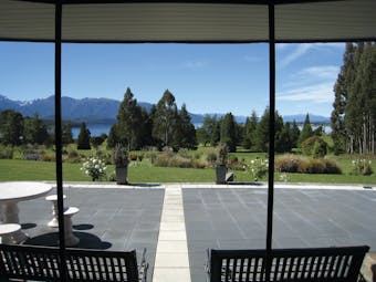 Dock Bay Lodge Otago and Fiordland patio with mountain view