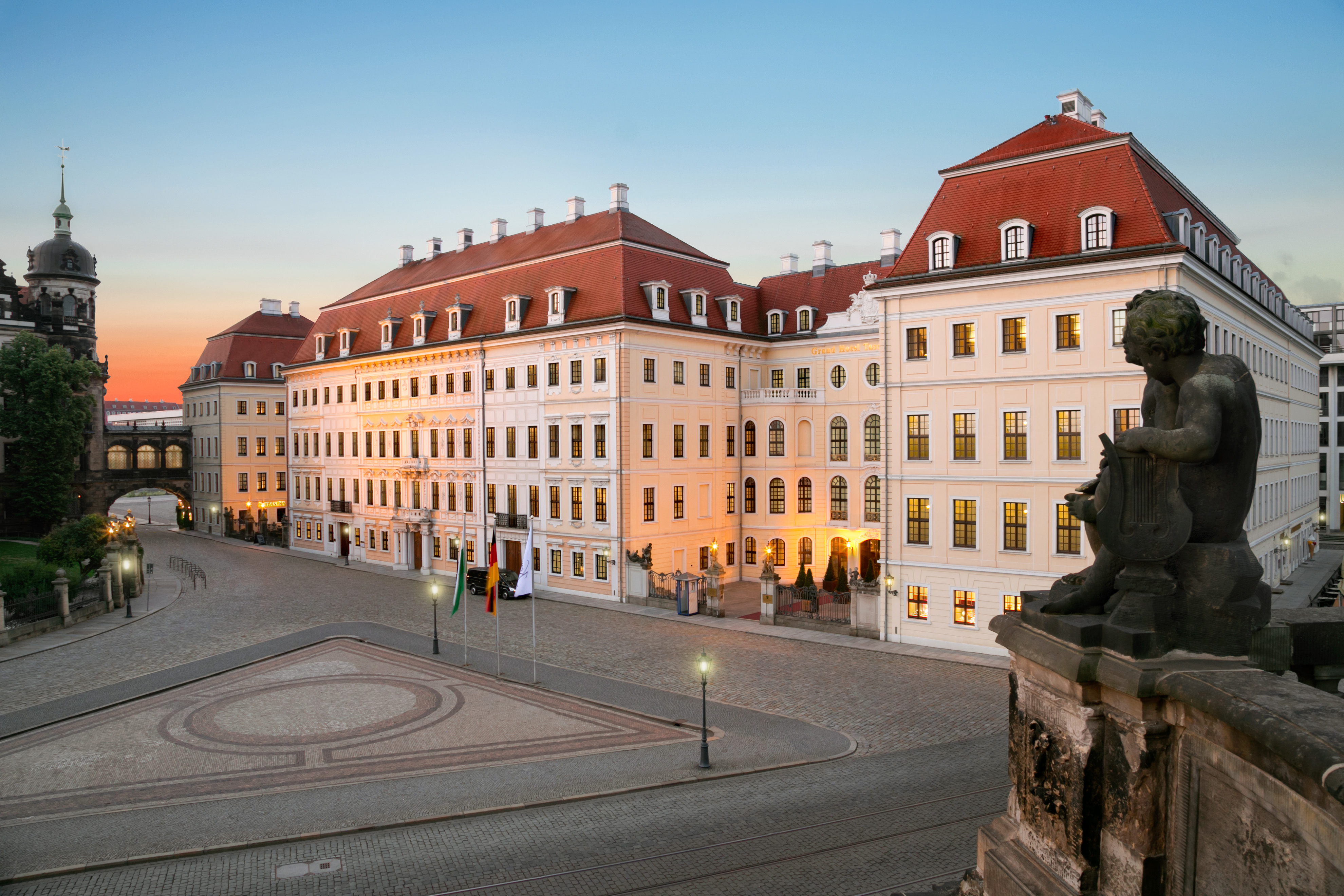 Taschenbergpalais exteriro, hotel builing overlooking town square