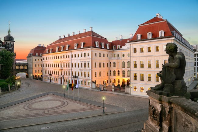 Taschenbergpalais exteriro, hotel builing overlooking town square