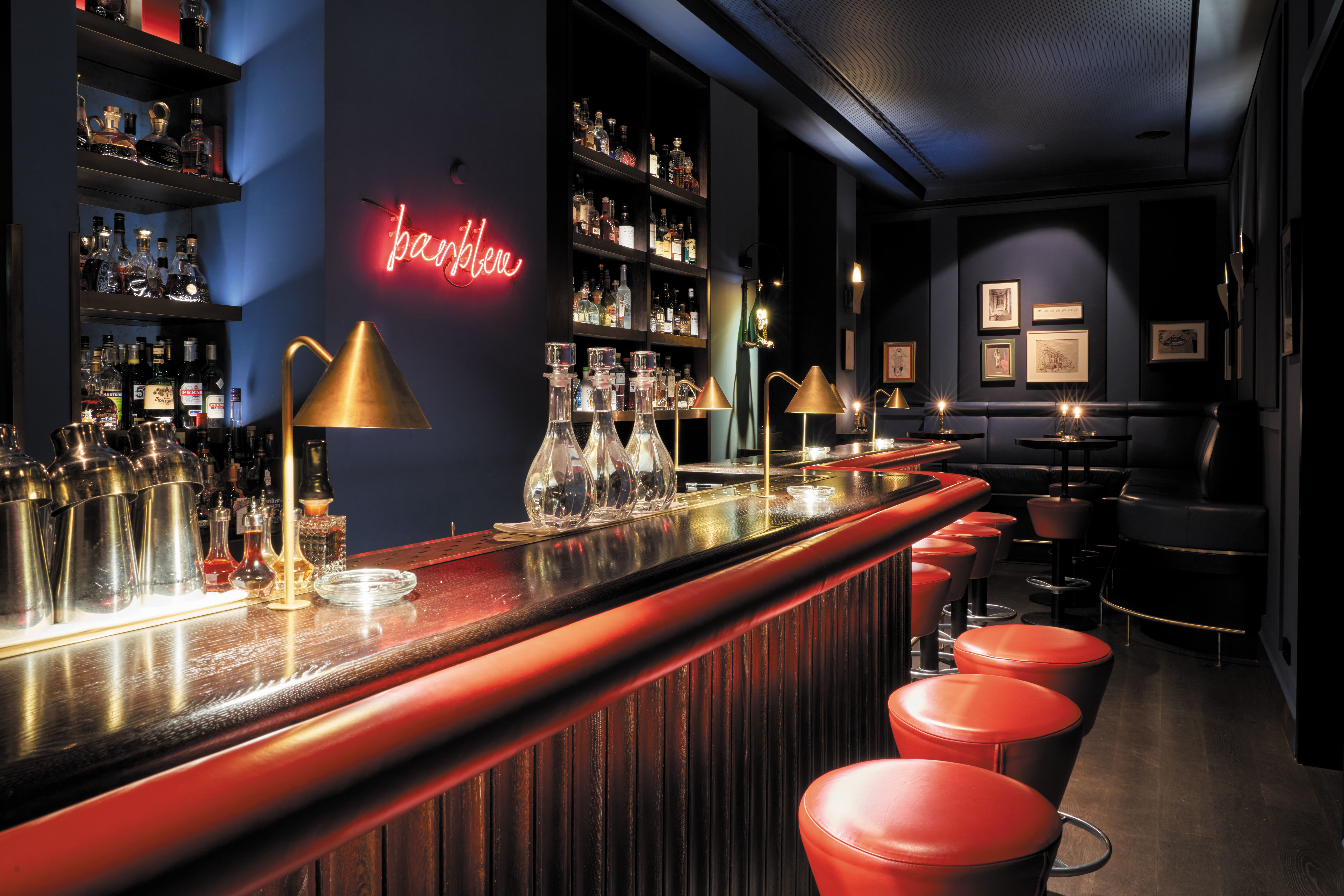 Tortue Hamburg bar bleu, red bar stools, blue walls, wooden bar, low lighting