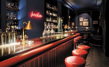 Tortue Hamburg bar bleu, red bar stools, blue walls, wooden bar, low lighting