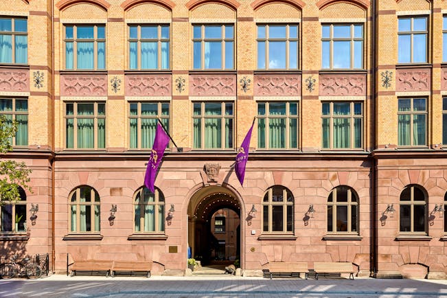 Tortue Hamburg entrance, brickwork, purple flags, archway door