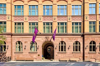 Tortue Hamburg entrance, brickwork, purple flags, archway door