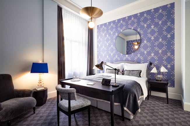 Tortue Hamburg large room, double bed, grey carpets, velvet armchair, elegant decor