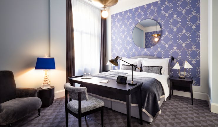 Tortue Hamburg large room, double bed, grey carpets, velvet armchair, elegant decor