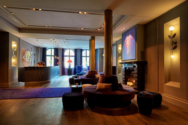 Tortue Hamburg lobby, velvet chairs and foot stalls, pine wood floors, open fire