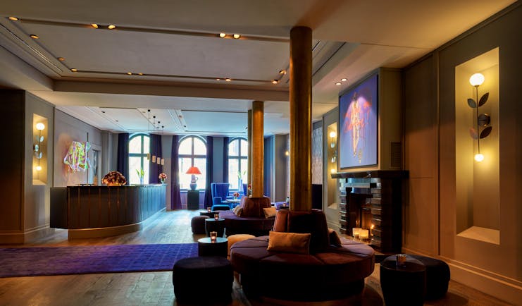 Tortue Hamburg lobby, velvet chairs and foot stalls, pine wood floors, open fire