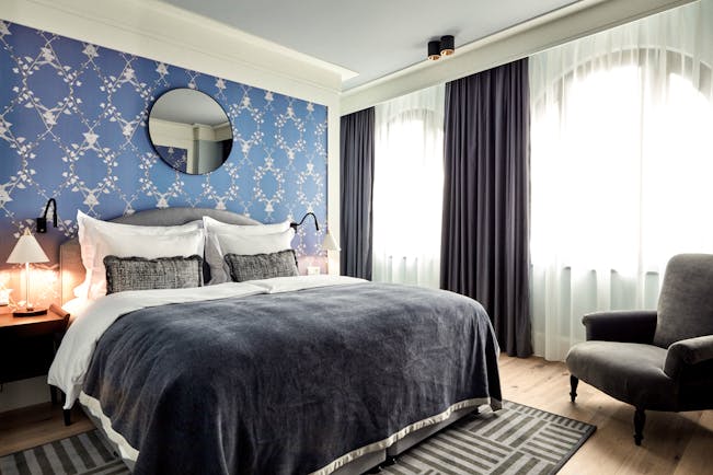 Tortue Hamburg medium room, double bed, elegant decor, wooden floors, grey velvet armchair