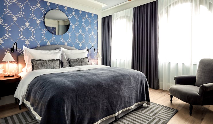 Tortue Hamburg medium room, double bed, elegant decor, wooden floors, grey velvet armchair