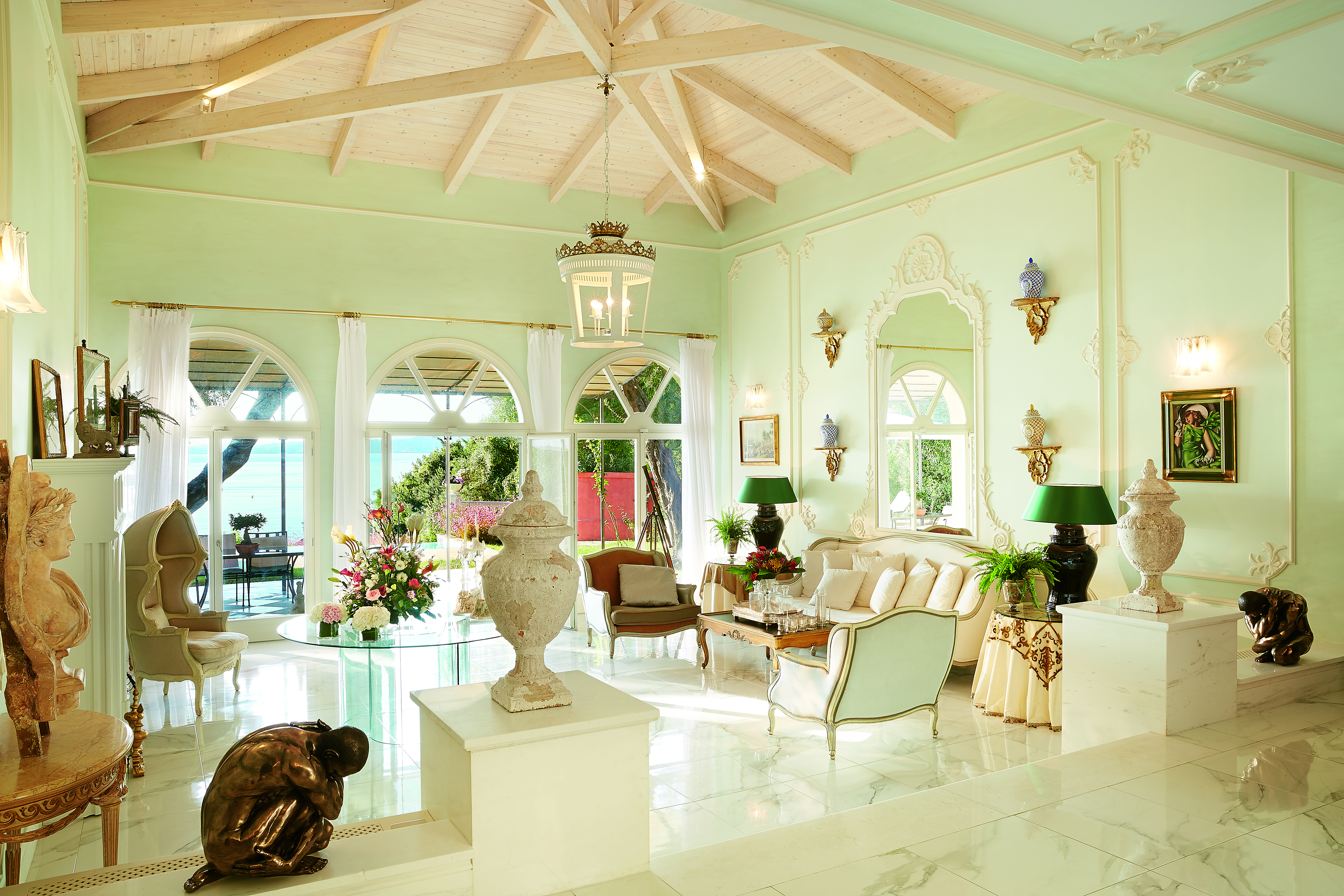 Palazzo Libro Doro white living room