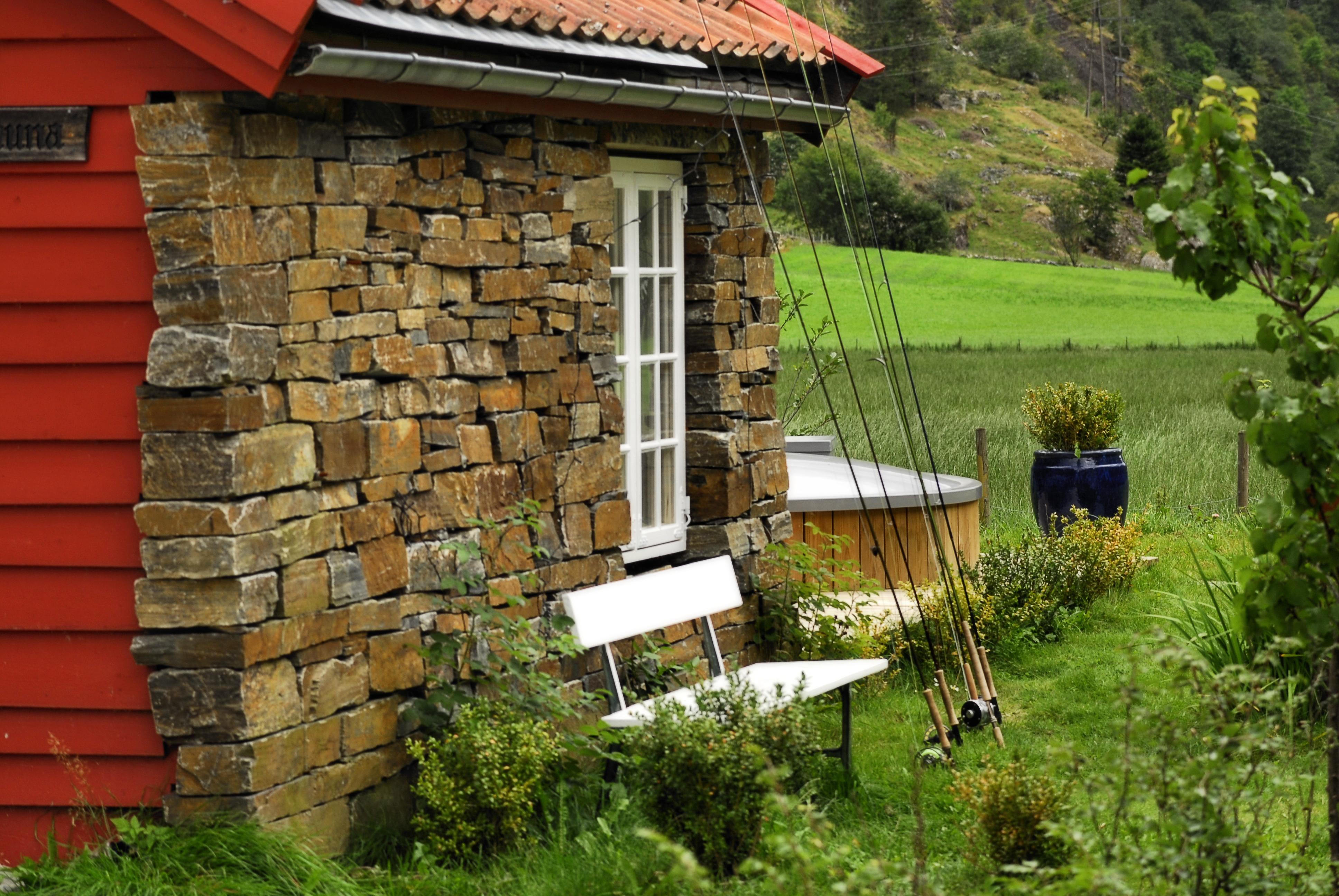 292 Aurland red wood and stone cabin with bench
