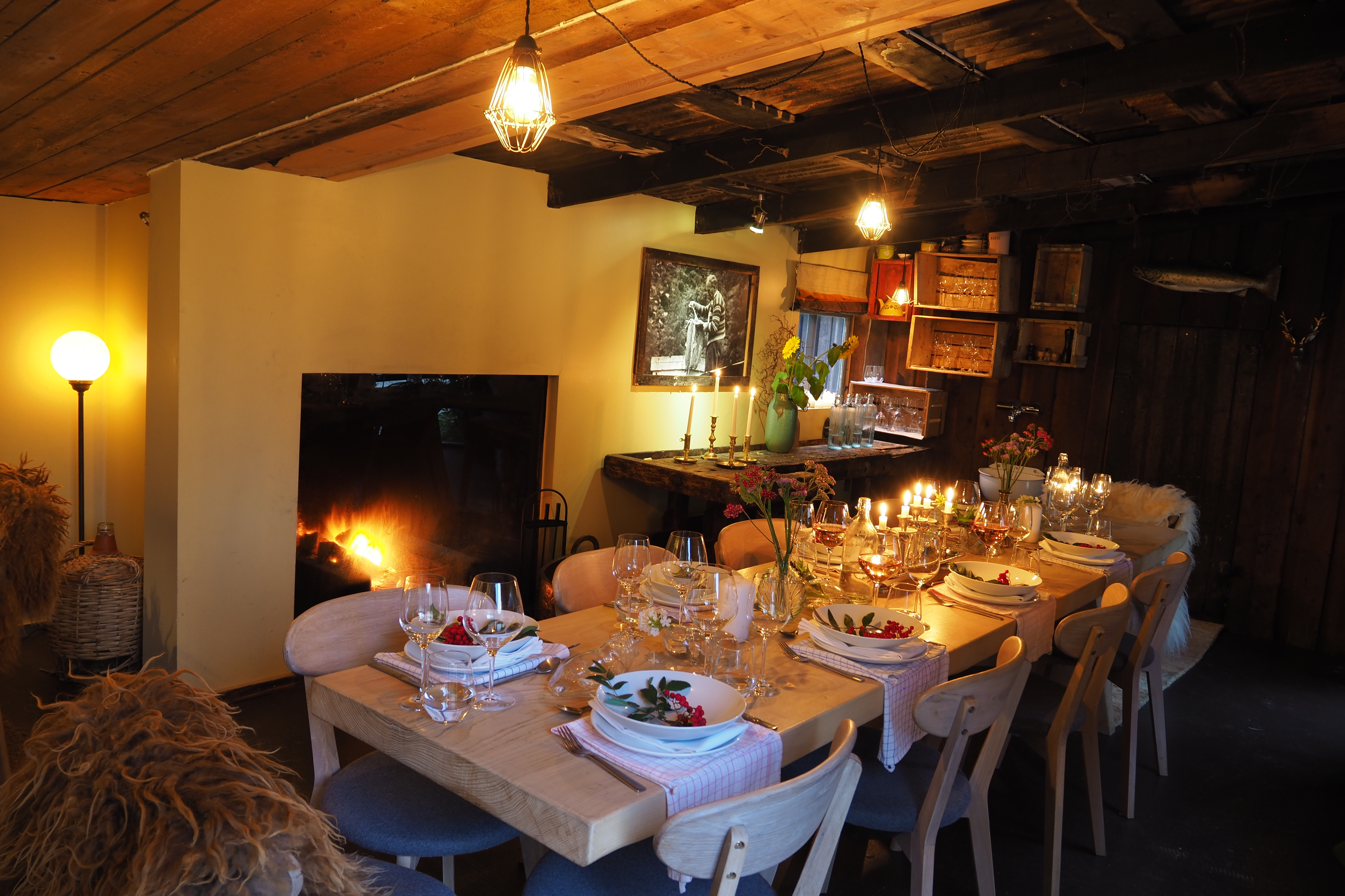 292 Aurland dining table with moody lights