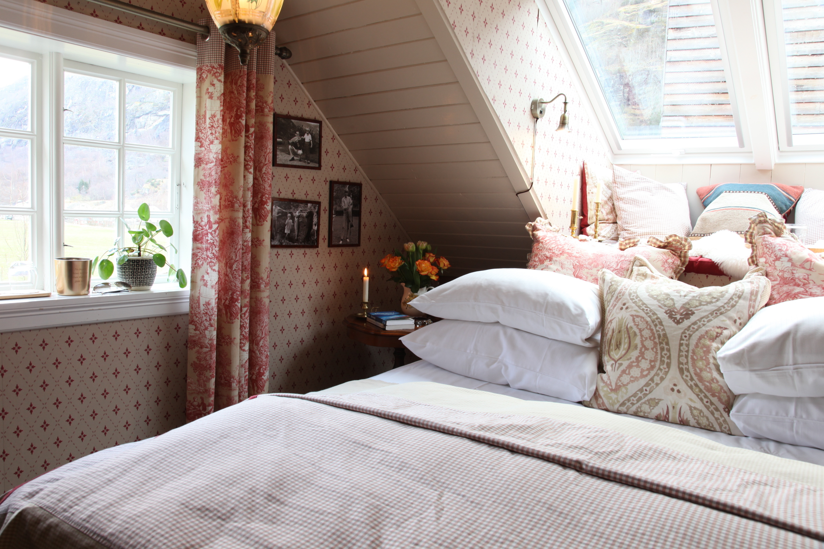 292 Aurland bedroom with white bed and red curtains
