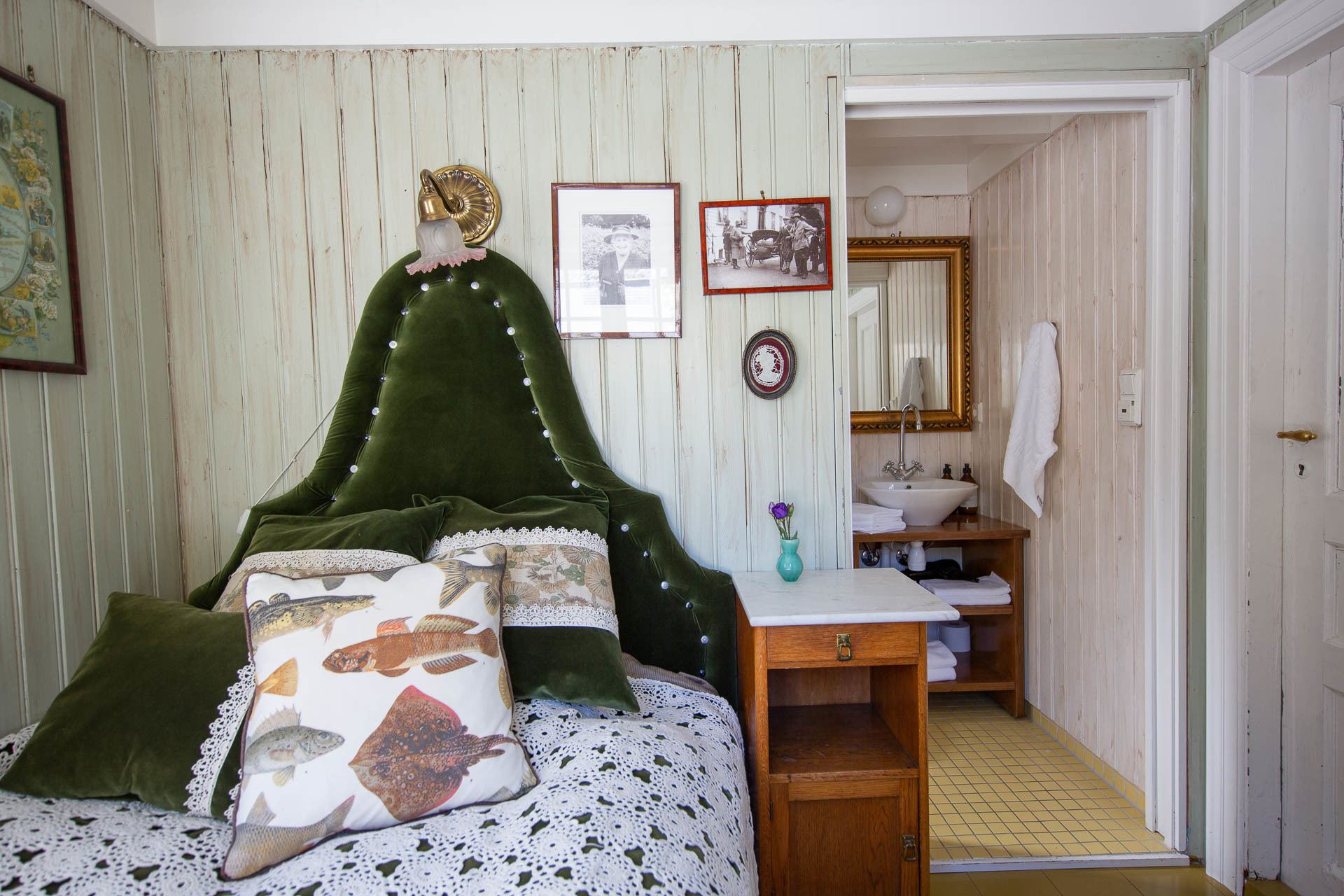 292 Aurland bedroom with single bed and green head board