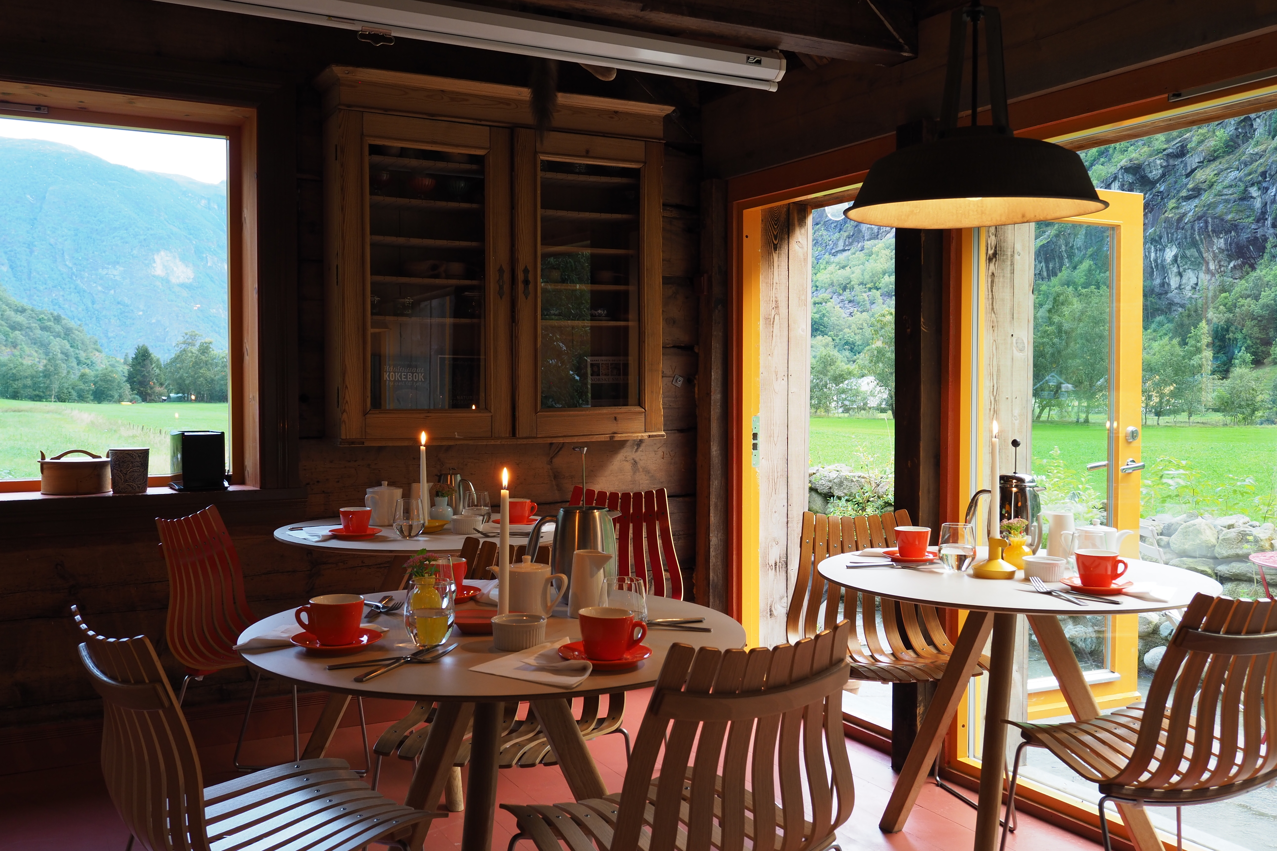 292 Aurland small tables with open porch