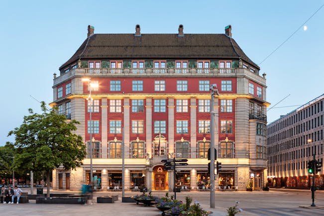 Amerikalinjen hotel exterior with red facade and lights