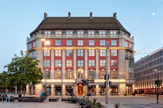 Amerikalinjen hotel exterior with red facade and lights
