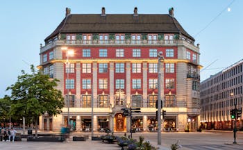 Amerikalinjen hotel exterior with red facade and lights
