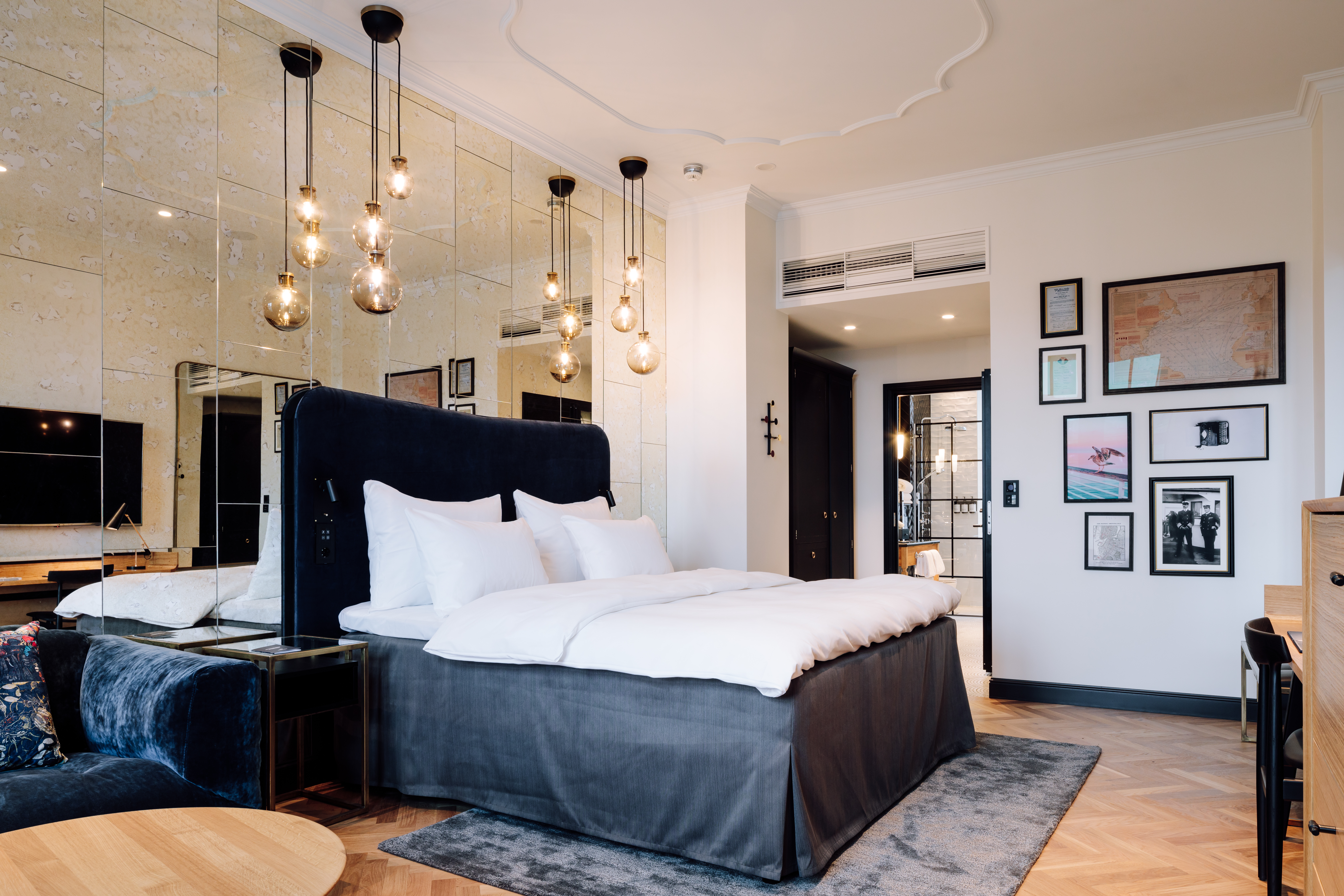 Amerikalinjen hotel large room with pictures on white wall and wooden floors