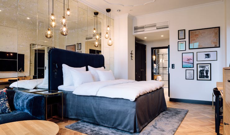 Amerikalinjen hotel large room with pictures on white wall and wooden floors