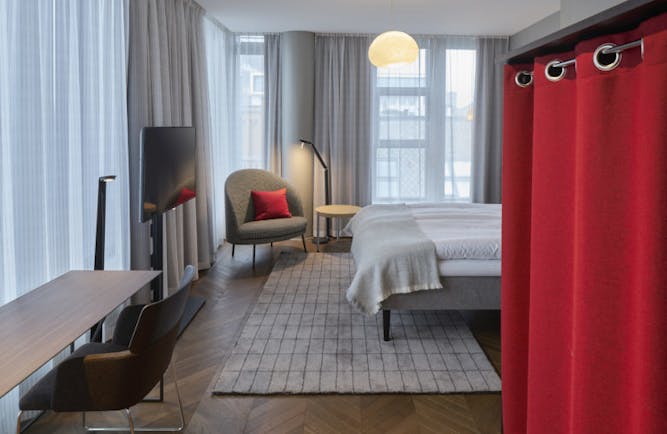 Deluxe room with grey and red curtain at Bergen Bors
