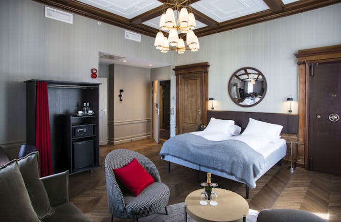 Junior suite in wood, grey with red cushion at Hotel Bergen Bors