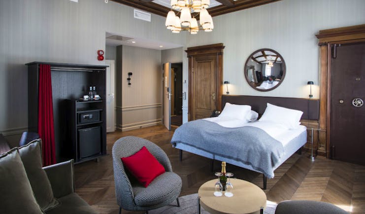Junior suite in wood, grey with red cushion at Hotel Bergen Bors