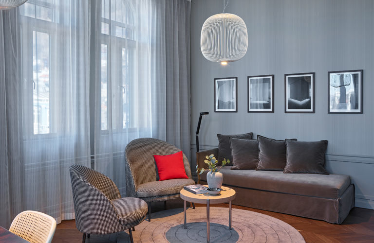 Hotel Bergen Bors suite in grey with red cushion