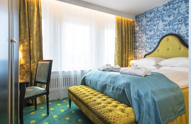 Junior suite at Hotel Bristol Oslo with yellow and blue furnishings